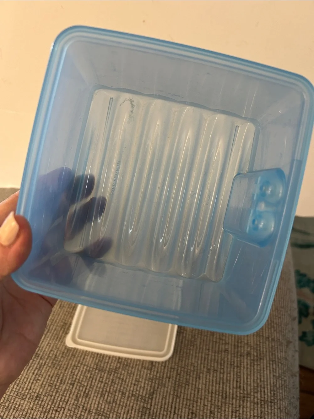 Tupperware FridgeSmart Small container light blue square with white lid & vents